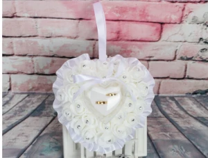 Bröllop  Ring Kudde  - Mått 17.00*16.00*8.00 2 färger kvar 