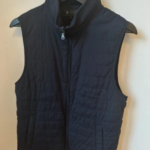 Riley, Väst, Strl S - Tunn väst från Riley, strl S.