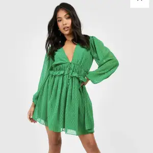 En jätte somrig fin grön klänning som tyvärr var lite för lite för mig. Och därför aldrig används och har prislapp kvar. Passar någon som är XS/S 💚💚