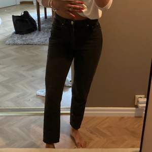 Mörkgrå svarta jeans från från Gina  