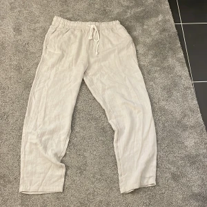 Linnebyxor  - Säljer mina helt oanvända linnebyxor från H&M köpt för 1 år sen, dom är väldigt sköna och passar till allt! Säljer endast då dom var för stora för mig och gick inte att skicka tillbaka (pga för lång tid) Skriv för mer bilder! Köpta för 349kr🤝🏼