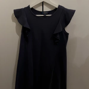 Ralph lauren klänning - Säljer min fina ralph lauren klänning jag inte använt på jättelänge, så den är i så bra skick. Den är i storlek 16 år men passar definitivt en s!