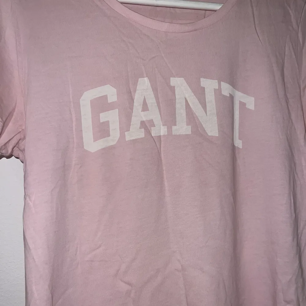 En gant T-shirt som är använd ett par gånger i storlek S. Finns i Göteborg.. T-shirts.