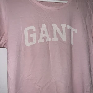 Gant T-shirt  - En gant T-shirt som är använd ett par gånger i storlek S. Finns i Göteborg.