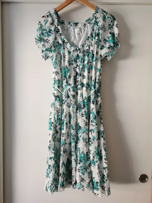 Söt sommarklänning - Aldrig använd, jättesöt klänning i storlek 38.