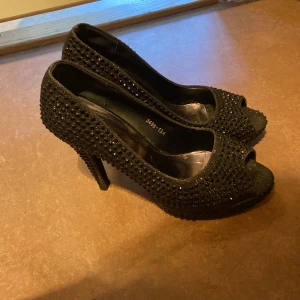Klackar 39 - Glittriga klackar i STL 39.   Good shoes.
