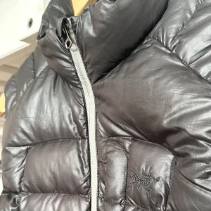 Arc’teryx Gilet - Tunn och lättviktig dunväst som håller värmen otroligt bra pga arcteryx högkvalitetskonstruktion & material.  Passar en mens M. Jättebra skick, kan gå ned lite i pris vid snabb affär.