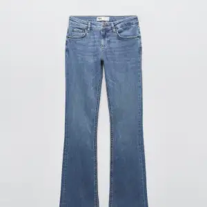 Ett par blåa zara bootcut jeans midwaist/lågmidjat💕💕 (första bilden är inte jeansen men liknande)