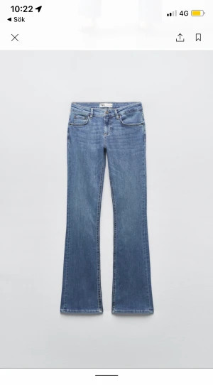Zara bootcut jeans - Ett par blåa zara bootcut jeans midwaist/lågmidjat💕💕 (första bilden är inte jeansen men liknande)