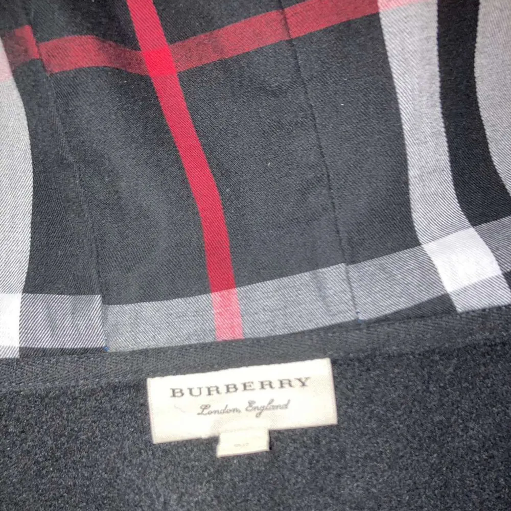Hej 👋 säljer en burberry hoodie som är nyligen köpt i april. Storleken står det som XL men passar som L M.v.h Alexander. Hoodies.
