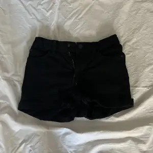 Ett par fina shorts som är i fint skick. Färgen är svart och är från Lindex 