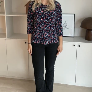 Plisserad blommig tröja🌸 - Säljer denna fina plisserade blommiga tröja!❤️‍🔥