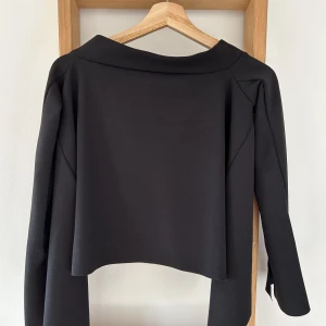 Off shoulder topp från Zara - En off shoulder topp från Zara med öppen rygg. Även slitsar vid armöppningen.
