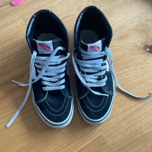Höga vans - Säljer mina höga vans i storlek 38❤️ Snörena är i ett ganska okej skicka, annars är det inga fel på skorna. Nypris 600kr