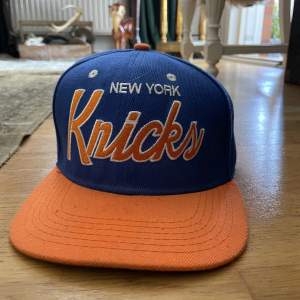 Vintage mitchell and ness new york knicks keps liten fläck under skärmen annars inga fel.