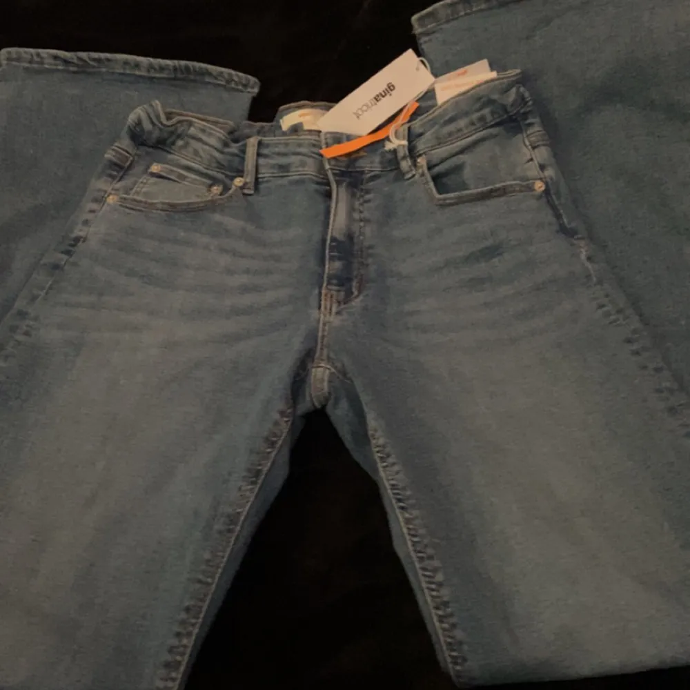 Säljer ett par slutsålda bootcut jeans från Ginatricot, tyvärr för långa för mig och har aldrig använt. Säljer för original pris plus frakt💘. Jeans & Byxor.