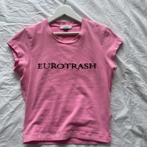 Eytys tshirt - Säljer en skitcool babytee ”Zion” från Eytys i storlek S (sitter kroppsnära på XS)❤️ Nypris 1000kr, nuvarande pris kan prutas vid snabb affär 