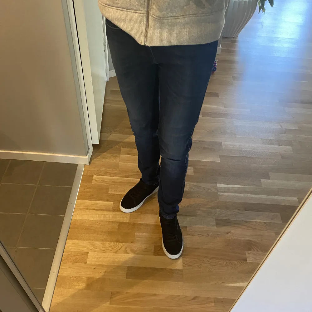 Replay Anbass hyperflex jeans i storlek 31/32.    Båda jeansen för 400:- (svart + Blå) men går att köpa separat/ett par också.  Läs mer om modellen här: https://voltfashion.com/sv/p/replay-anbass-hyperflex-jeans-djupbla-jeans-slim-herr/73531. Jeans & Byxor.