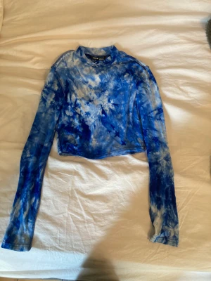 Tröja - Blå batik tröja med jätteskönt material 