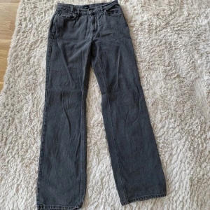 Snygga långa gråa jeans  - Tall Jeans från LXA funkar för både vardag och fest