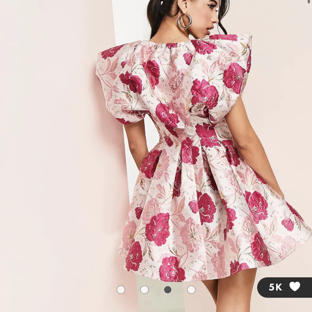 INTRESSEKOLL på min klänning från asos. Ska vara min mottagningsklänning men har hittat en annan jag ska ha. Den är helt oanvänd med prislapp kvar osv. Det är en storlek 38 men skulle säga att den är 36/38. Den sitter ganska tight. Köpt för 1064kr. Mekot.