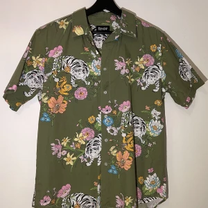 Ripndip skjorta  - Perfekt skjorta inför sommaren  Skick 10/10