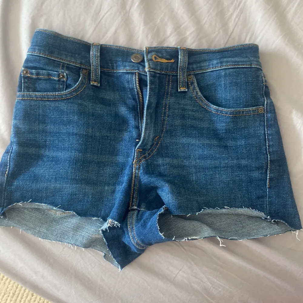 Säljer ett par jeansshorts från Levi’s som är för små för mig. Priset är inklusive frakten. . Shorts.