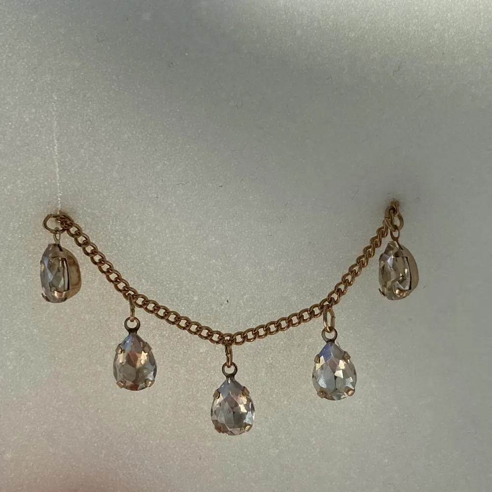 Ett helt oanvänt guld smycke. Med diamanter som gör det ännu finare⭐️. Kommer ej ihåg vart jag köpte de men förmodligen på Glitter. Säljs då jag inte använder guldsmycken längre.. Asusteet.