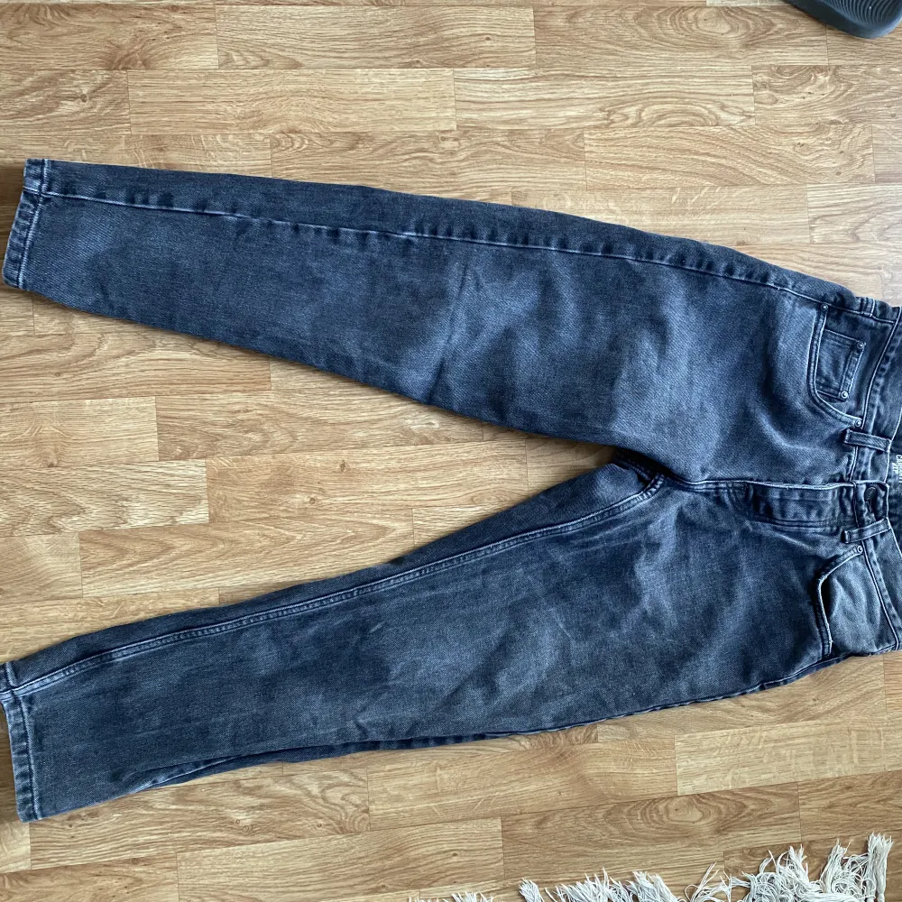 Ett par carhartt i storlek 28 passar större storlekar se mått, bra skick. bredd: 39cm längd:97cm. Jeans & Byxor.