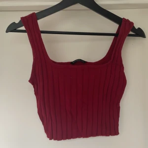 Topp - Snygg röd top. Finns även i färgerna vit, svart, grå, (grön). 2 för 49kr💕