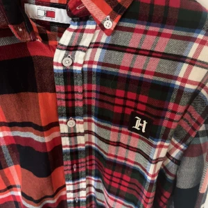 Tommy hilfiger flanellakjorta - Flanell skjorta i storlek m i olika färger 