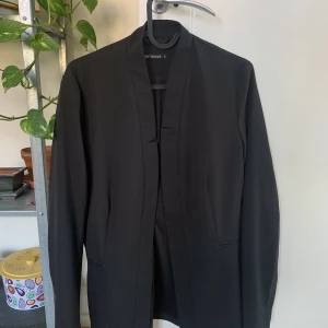 Tunn Blazer - Säljer nu denna tunna blazer från märket Terranova som passar perfekt nu till sommaren! Den har i princip aldrig används av mig men är köpt från second hand! 