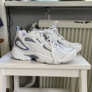 Sneakers  - Så fina sneakers från Rykä i strl 39. Fint skick!