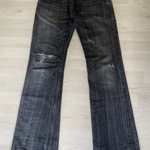 Diesel industry Jeans - Väldigt unika diesel industry jeans. Köptes nya i Italien för 900 och har använts 3 gånger. Hålen i jeansen är meningen och köptes så. Jeansen är bootcut och har passform W32 L32.  Pris kan diskuteras!