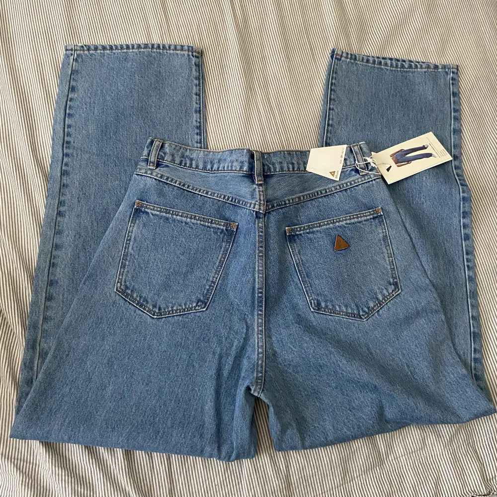 Abrand jeans i modellen A slouch jean. Storlek w29. Mid waist. Oanvända med lappar kvar. Nypris 899:-. Jeans & Byxor.