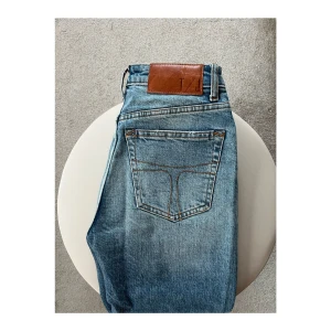 Tiger of Sweden Jeans  - Tiger of Sweden jeans i modellen Meg. Storlek W25 L30, men skulle säga att det mer är en W24. Använda endast 1 gång, mycket bra skick💫 Nypris: 1799kr