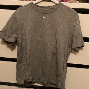 Nike T-shirt  - Väldigt basic och enkel Nike T-shirt, inga tecken på användning 