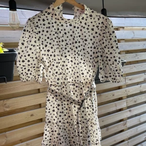 Super härlig sommar klänning från ASOS  - Aldrig använt super sött klänning från Asos. Perfekt til sommaren🥰