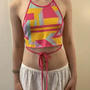 Zara - knytt linne - Ass coolt linne som man knyter från Zara. Är lite nopprig därav priset, men annars i fint skick. Så fint till tex en lång vit kjol🤩👌🏻