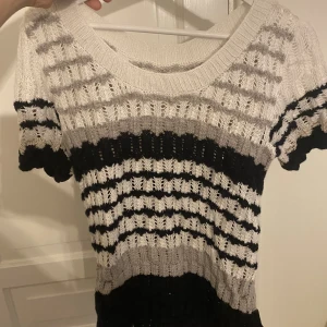 Stickad t-shirt - Så fin randig stickad t-shirt som tyvärr inte kommer till användning. 