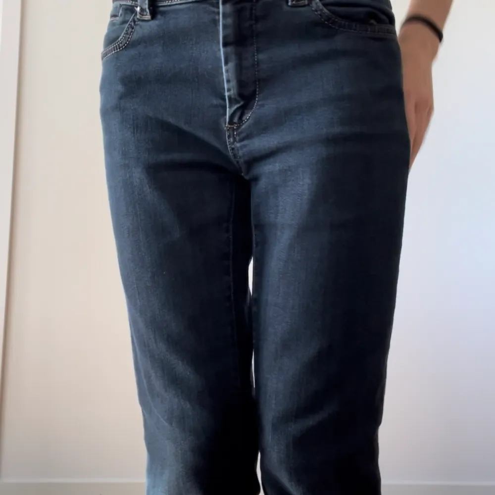 Säljer ett par raka jeans som är så fina men tyvärr lite stora på mig i midjan. Jag är ca 160 och de är lite lite långa. Skulle passa någon som är ca 164-168. Står att det är 28 i midja men skulle säga 26/27. Mitt pris: 119 + frakt❤️. Jeans & Byxor.