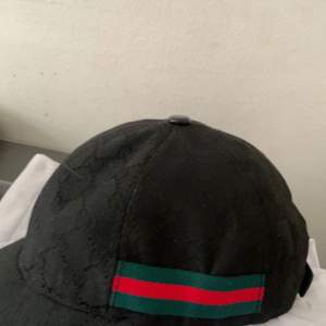 Säljer min Gucci keps skick 10/10 vid snabb affär kan gå ner i pris eller byta mot en lv mössa eller något