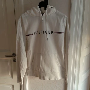 Tommy Hilfiger hoodie - Storlek M  Tommy Hilfiger hoodie Skick- knappt använd