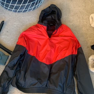 Nike tröja  - Fin pullover från Nike med luva som går att gömma. Inga tecken på användning 