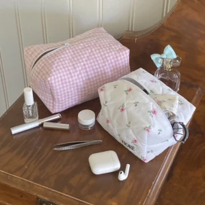 Handsydda necessärer - Säljer dessa handsydda necessärer m.m av 100% återvunnet tyg! Finns på Instagram @se.fiore. ❤️