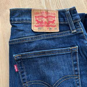 Riktigt snygga Levis jeans 502, storlek W30/L32, inga defekter eller tecken på användning. Sparsamt använda, köpta för 1299kr säljer för 750kr+frakt