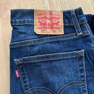 Levis jeans - Riktigt snygga Levis jeans 502, storlek W30/L32, inga defekter eller tecken på användning. Sparsamt använda, köpta för 1299kr säljer för 750kr+frakt