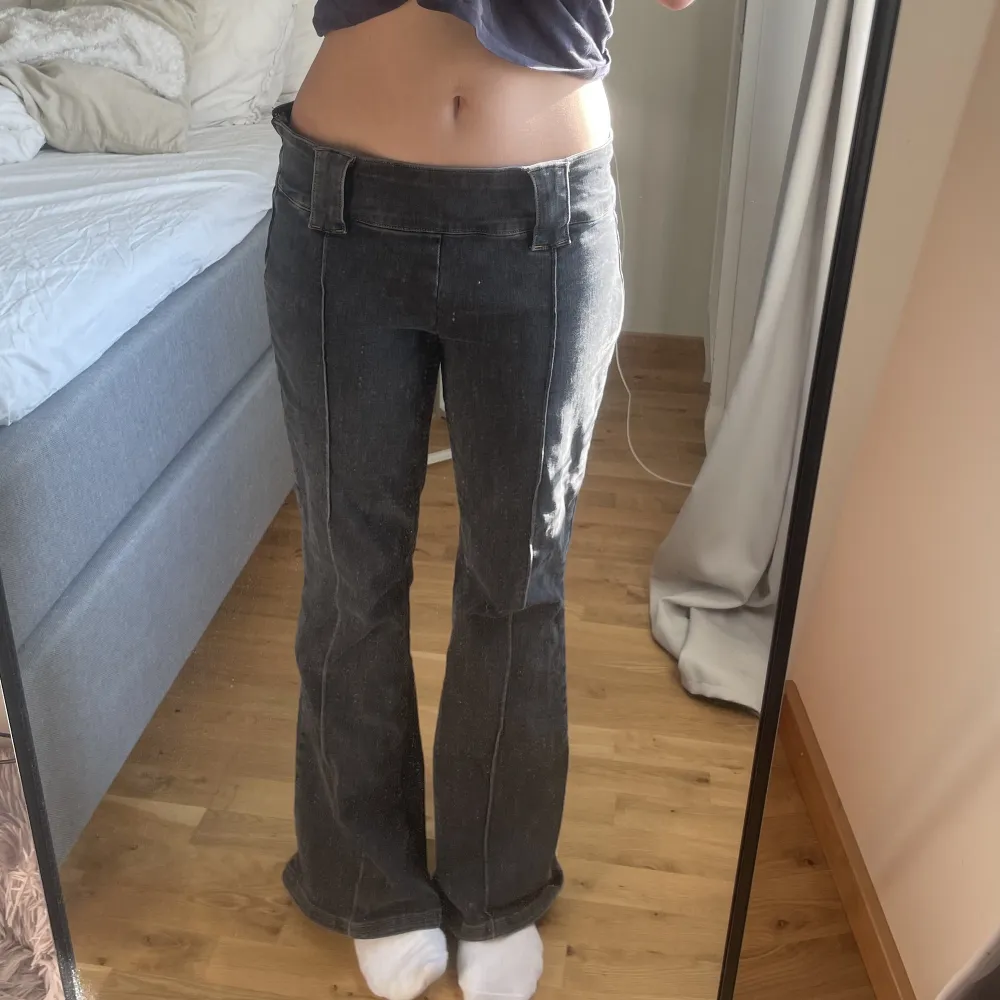 Lowwaist flared/bootcut jeans köpta på Urban Outfitters som är lite gråsvarta. Nyskick, knappt använda ! Jag har S men skulle även passa M då dom är stretchiga. Jag är 168cm lång. Nypris 500/600kr, pris går att diskutera 😊. Jeans & Byxor.