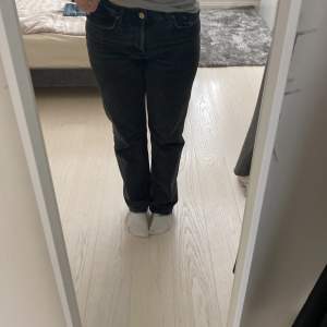 Säljer dessa snygga Zara jeans. Dom är i bra skick men har lite slitningar längst ner. Dom är passligt långa för mig som är 165. Dom är mörkgråa men ser svarta ut på bilden. Nypris 400kr💕