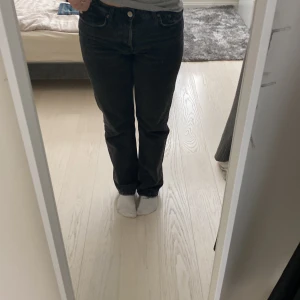 Zara jeans - Säljer dessa snygga Zara jeans. Dom är i bra skick men har lite slitningar längst ner. Dom är passligt långa för mig som är 165. Dom är mörkgråa men ser svarta ut på bilden. Nypris 400kr💕